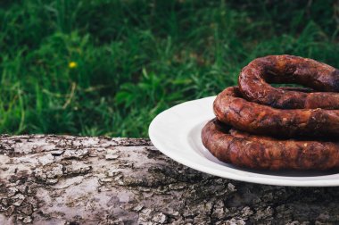 Beyaz bir kase ızgara sosis