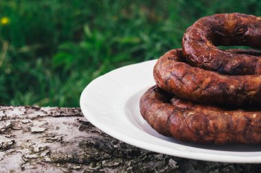 Beyaz bir kase ızgara sosis