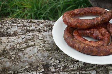 Beyaz bir kase ızgara sosis