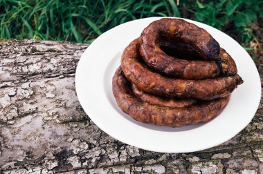 Beyaz bir kase ızgara sosis