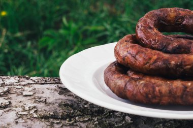 Beyaz bir kase ızgara sosis