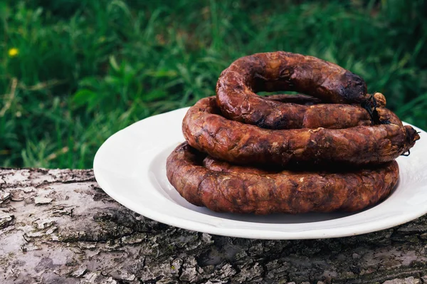 Beyaz bir kase ızgara sosis