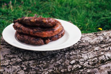 Beyaz bir kase ızgara sosis