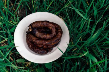 Beyaz bir kase ızgara sosis