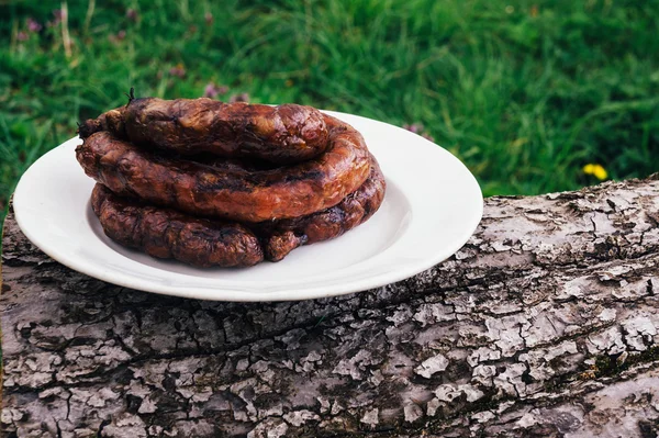 Beyaz bir kase ızgara sosis