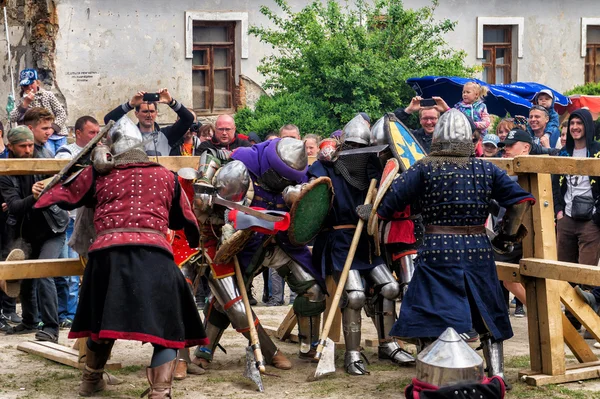 Rytířské bitvy festival středověké kultury 2016 základna v Kamenetz Podolsk — Stock fotografie