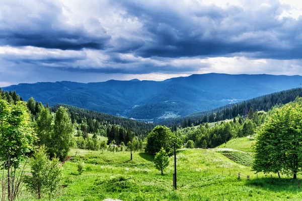 HDR переглядів під час гору Makovytsya України — стокове фото