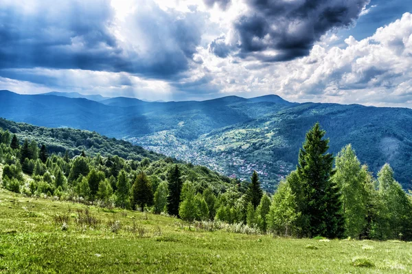 HDR vistas durante la cuesta arriba Makovytsya Ucrania — Foto de Stock