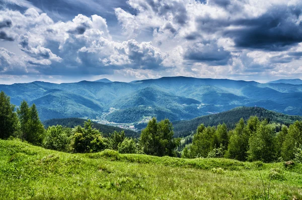 HDR vistas durante la cuesta arriba Makovytsya Ucrania — Foto de Stock