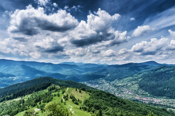 HDR Gösterim sırasında yokuş yukarı Makovytsya Ukrayna