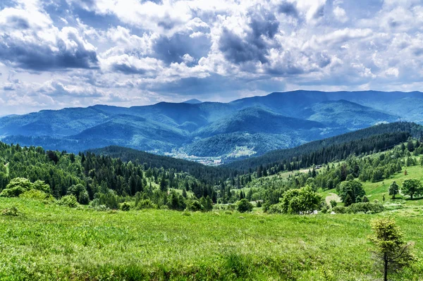 HDR vistas durante la cuesta arriba Makovytsya Ucrania — Foto de Stock