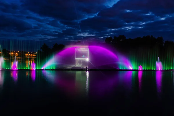 Magia nocy pokaz fontanny w centrum nabrzeża Roshen — Zdjęcie stockowe