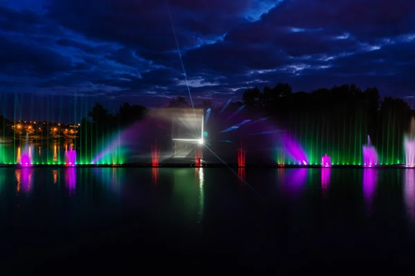 Natt magisk show av fontäner på den centrala waterfront Johanna — Stockfoto