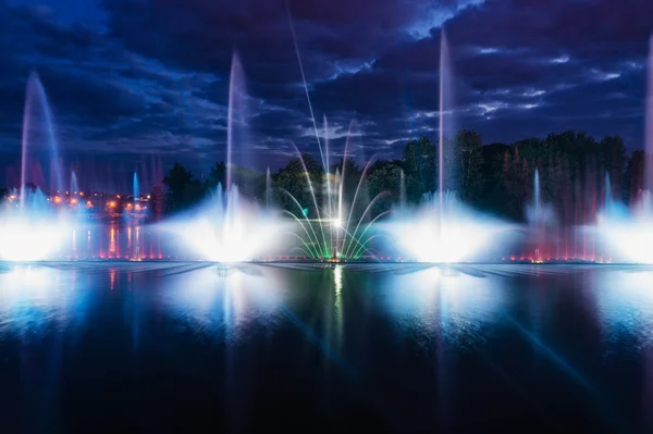 Magia nocy pokaz fontanny w centrum nabrzeża Roshen — Zdjęcie stockowe