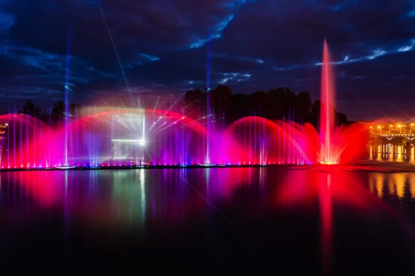 Natt magisk show av fontäner på den centrala waterfront Johanna — Stockfoto