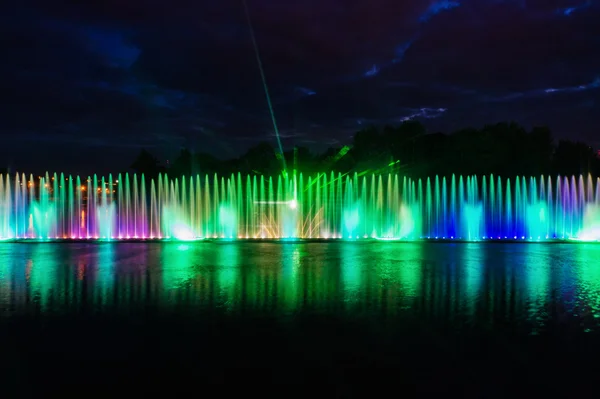 Night magic show of fountains on the central waterfront Roshen — Stock Photo, Image