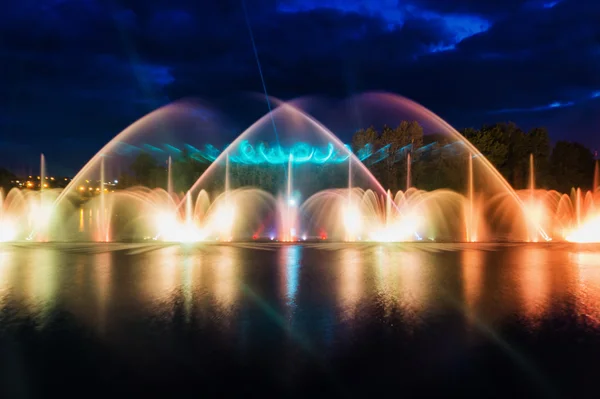 Nacht magische Show von Brunnen auf der zentralen Uferpromenade roshen — Stockfoto