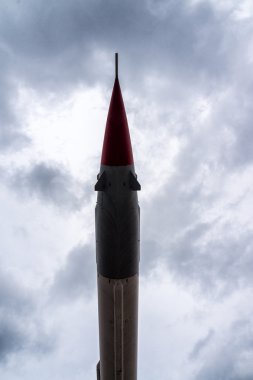 Burun roket silueti gökyüzüne karşı