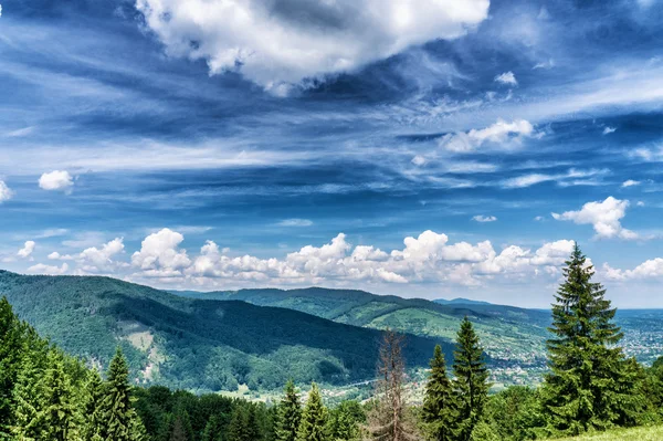 HDR απόψεις κατά τη διάρκεια ανηφόρα Makovytsya Ουκρανία — Φωτογραφία Αρχείου