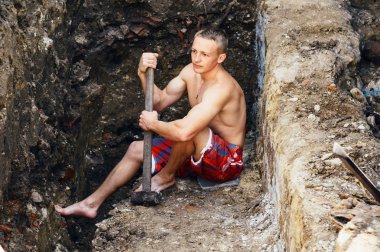 Spor muhabiri bir çekiç ile çalışır