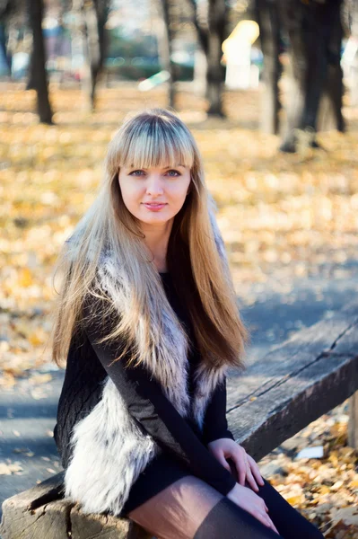 Ung vacker blondin i parken — Stockfoto
