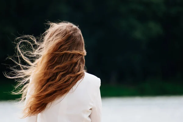Kobieta Patrząca Jezioro Włosy Rozwiewał Wiatr Przestrzeń Kopiowania Zdjęcie Stockowe
