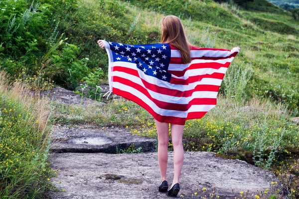 Pigen Shorts Går Tilbage Gennem Parken Med Flag Fra Usa - Stock-foto