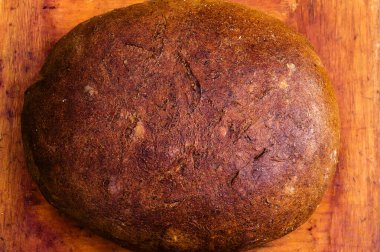 Ev yapımı ekmek somurtulmuş ve bıçağın yatay fotoğrafından alınmış.