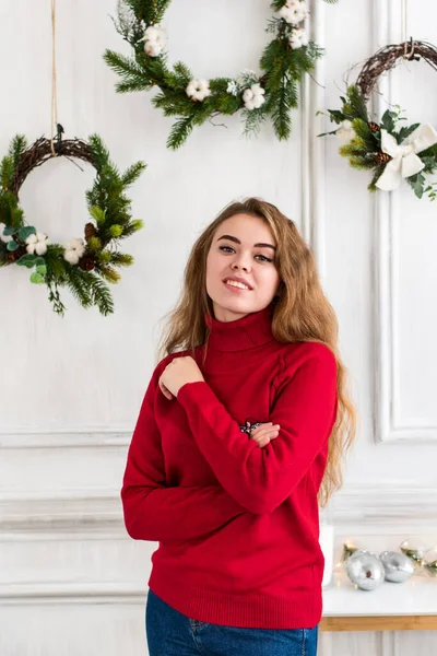 Portret Młodej Kobiety Czerwonym Swetrze Pięknie Się Uśmiecha Nowy Rok — Zdjęcie stockowe