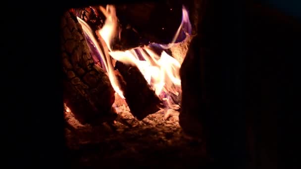 Brandhout brandt in de open haard om het huis te verwarmen. — Stockvideo