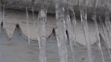 Çatıda buz saçakları asılı..