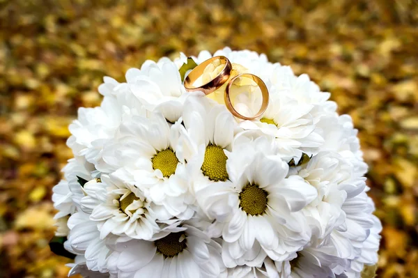 Cincin emas pada karangan bunga aster . — Stok Foto