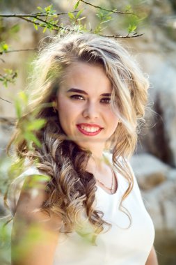 Güzel model yeşil doğanın koynunda poz