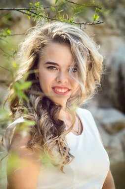 Güzel model yeşil doğanın koynunda poz