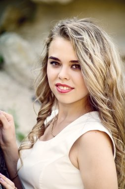 Güzel model yeşil doğanın koynunda poz