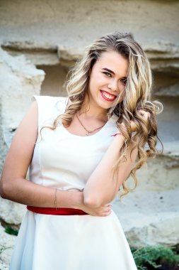 Güzel model yeşil doğanın koynunda poz