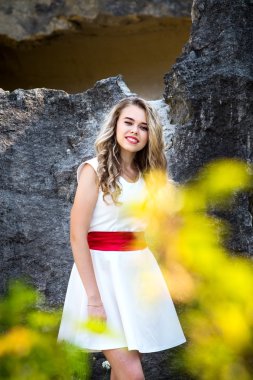 Güzel model yeşil doğanın koynunda poz