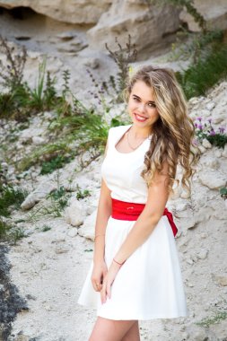 Güzel model yeşil doğanın koynunda poz