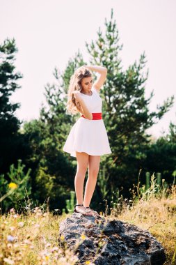 Güzel model yeşil doğanın koynunda poz