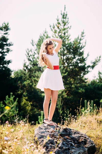 Güzel model yeşil doğanın koynunda poz