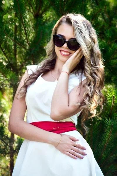 Летние фото улыбающейся девушки в белом платье — стоковое фото