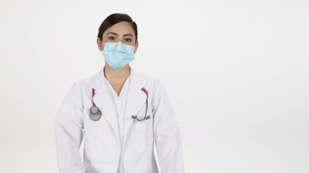 Médico Femenino Con Máscara Facial Brazos Plegables Mientras Acerca Ellos — Vídeo de stock