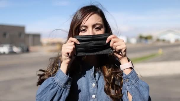 Młoda Kobieta Zakłada Czarną Maskę Zewnątrz Słoneczny Dzień — Wideo stockowe
