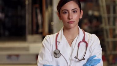 Doktorlar kollarını kavuştururken acil durum ışıkları yanıp sönüyor..