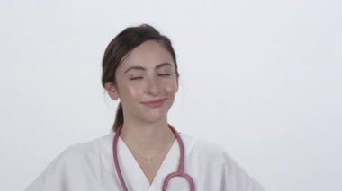 Doktor evet diyerek başını sallıyor ve beyaz arka planda gülümsüyor..