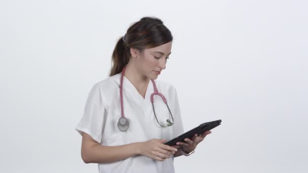 女性医療従事者が笑顔でタブレットを使いながら親指をあげる — ストック動画