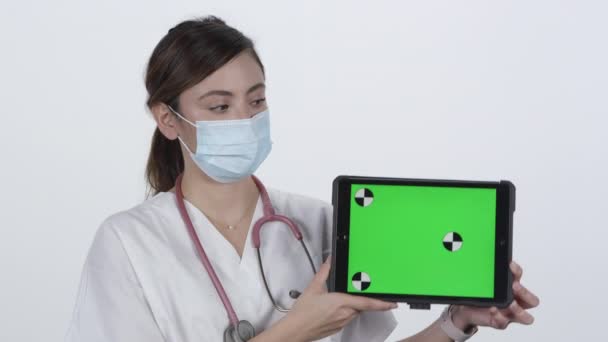 Medico Professionale Tenendo Mano Tablet Con Schermo Verde Mostrare Risultati — Video Stock