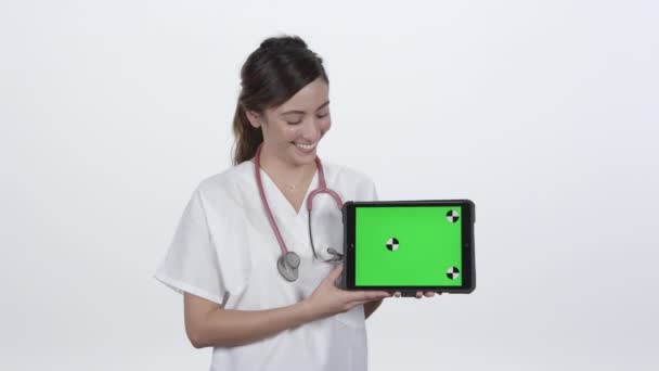 Arzt Schaut Lächelnd Auf Tablet Und Gibt Daumen Hoch Mit — Stockvideo