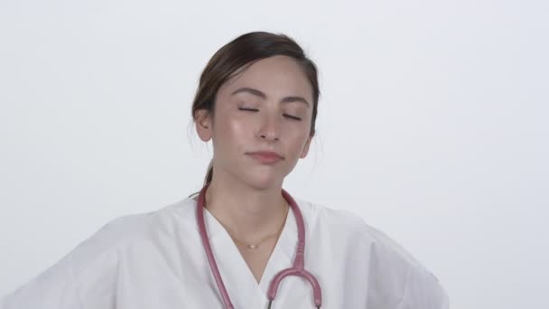 Doctor Schudden Haar Hoofd Met Slecht Nieuws Witte Achtergrond — Stockvideo