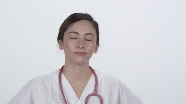 Kobieta Lekarz Patrzy Górę Myślach Kiwa Głową Podczas Słuchania — Wideo stockowe